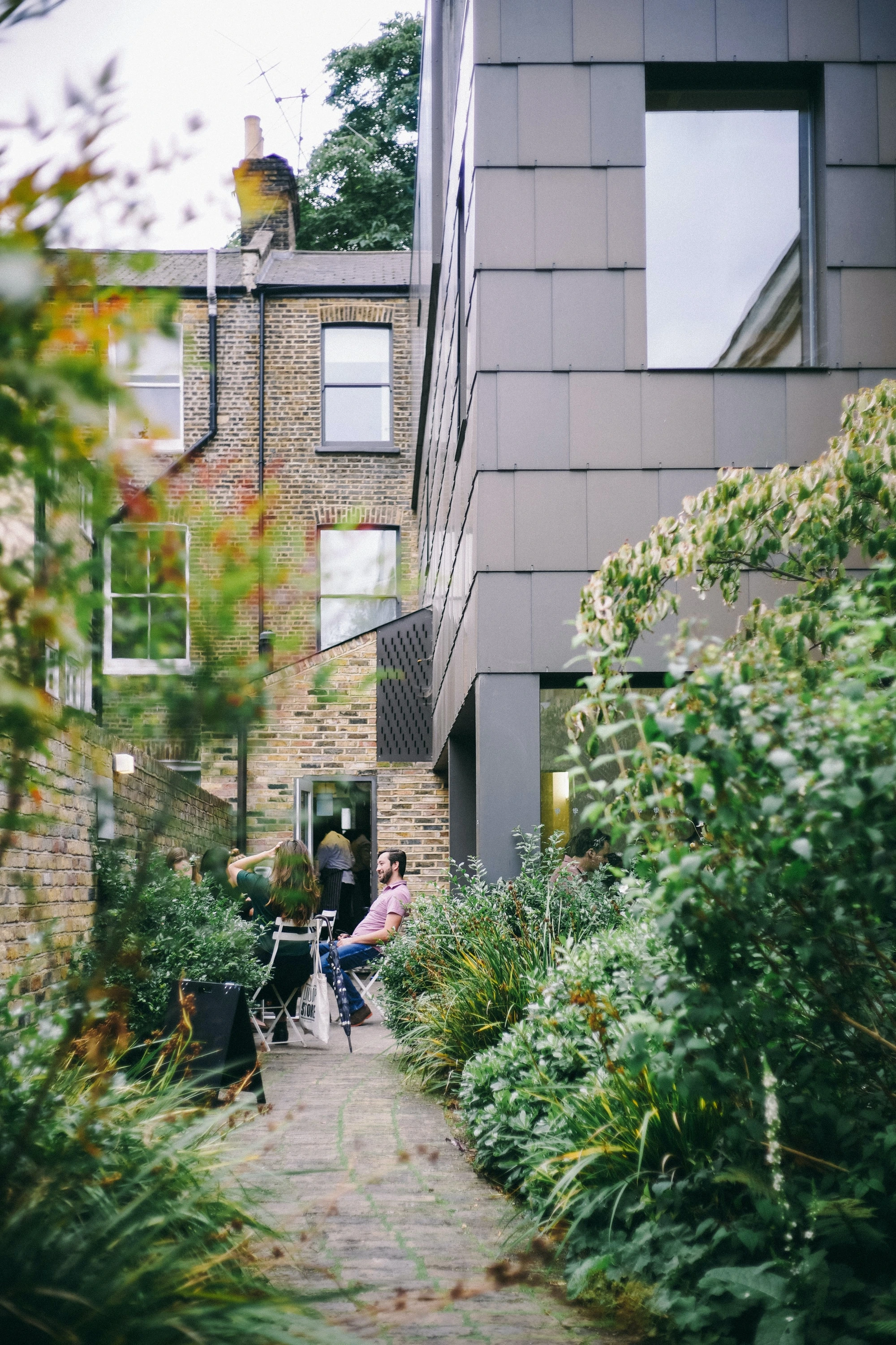 Projet cœur urbain — ruelle de jardin contre maison de ville en briques
