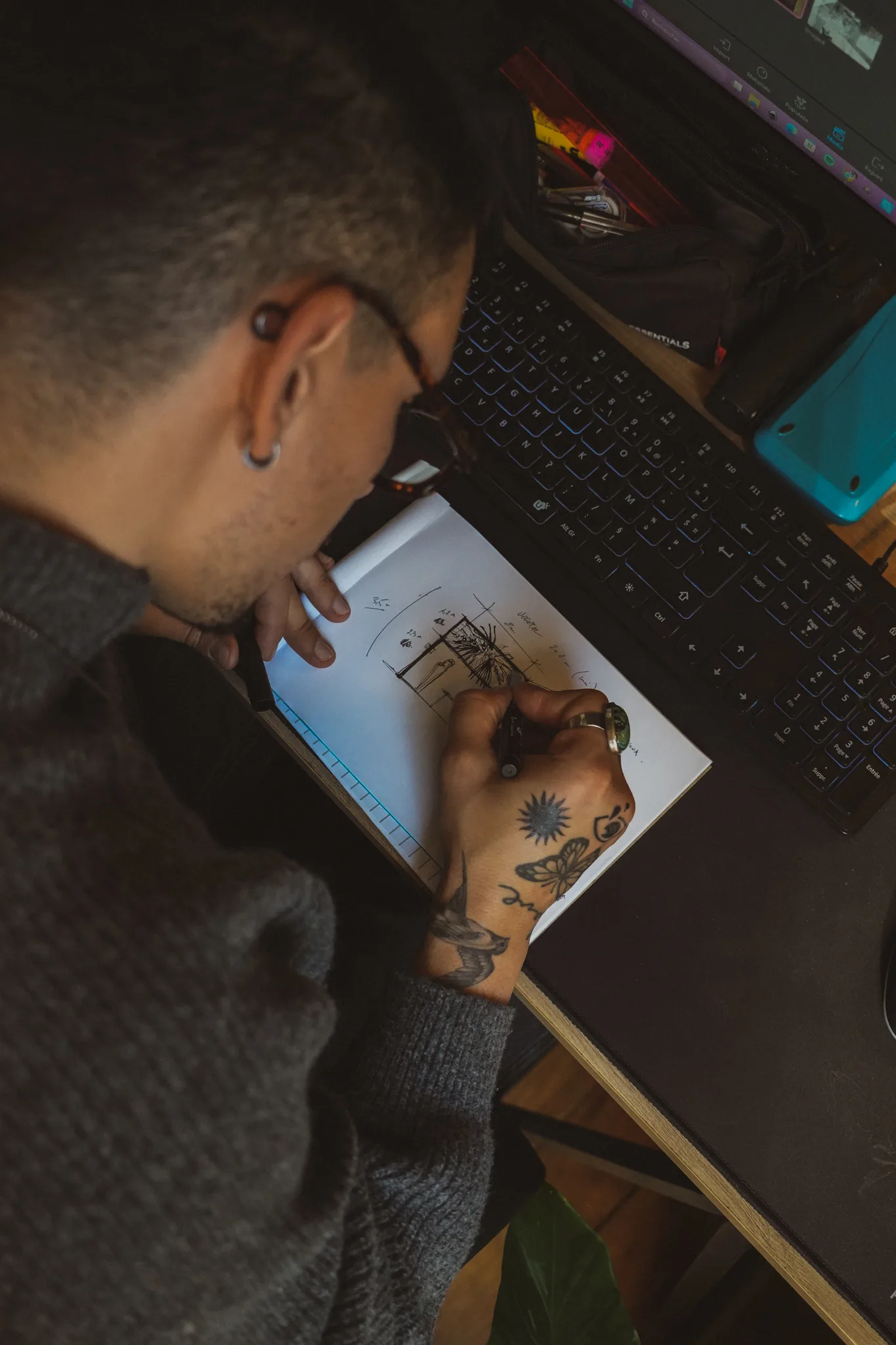 Jonathan Oliveira au travail dans son studio de design