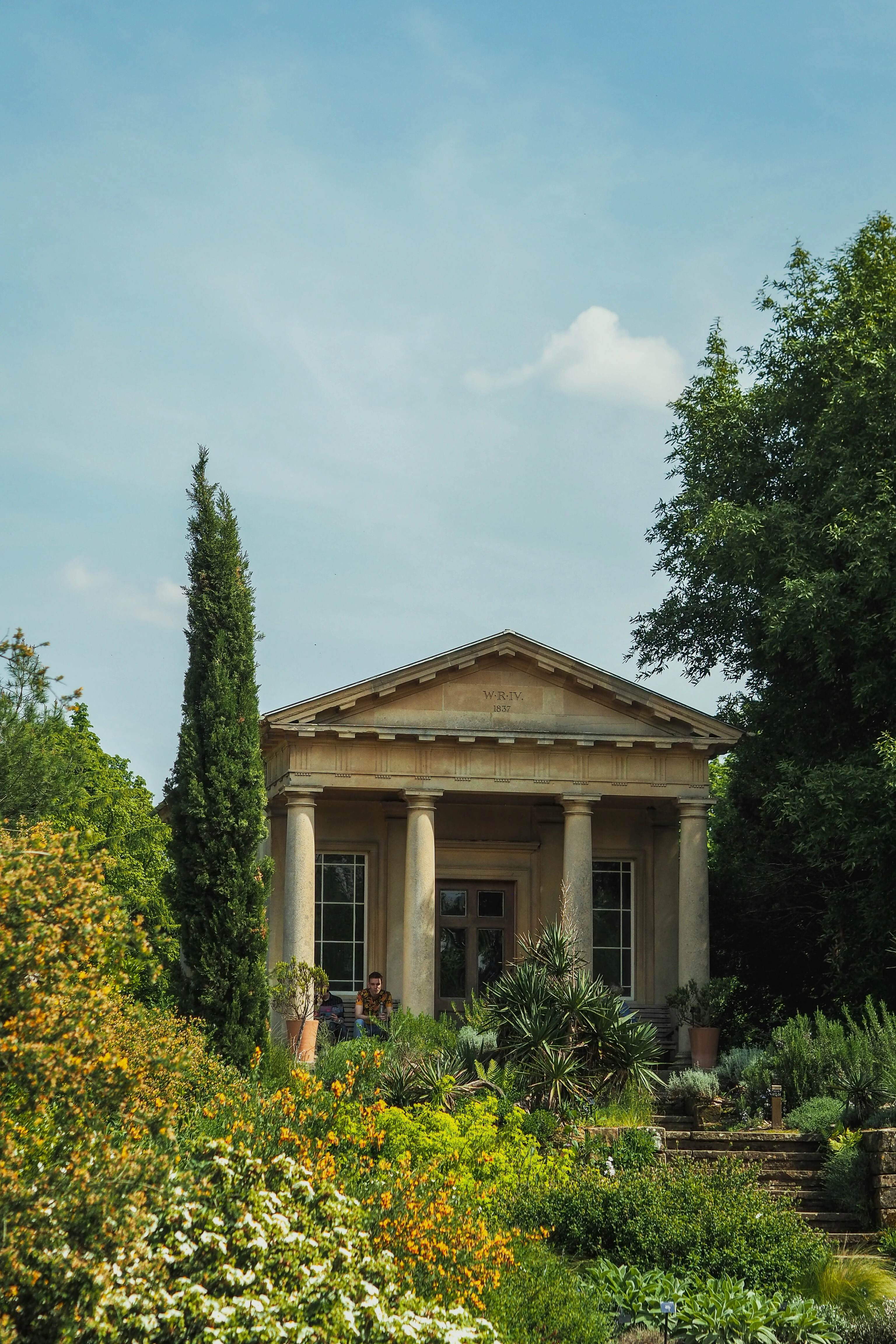 Projet domaines et caractère — villa italienne ocre avec pergola fleurie sur balustrade en pierre